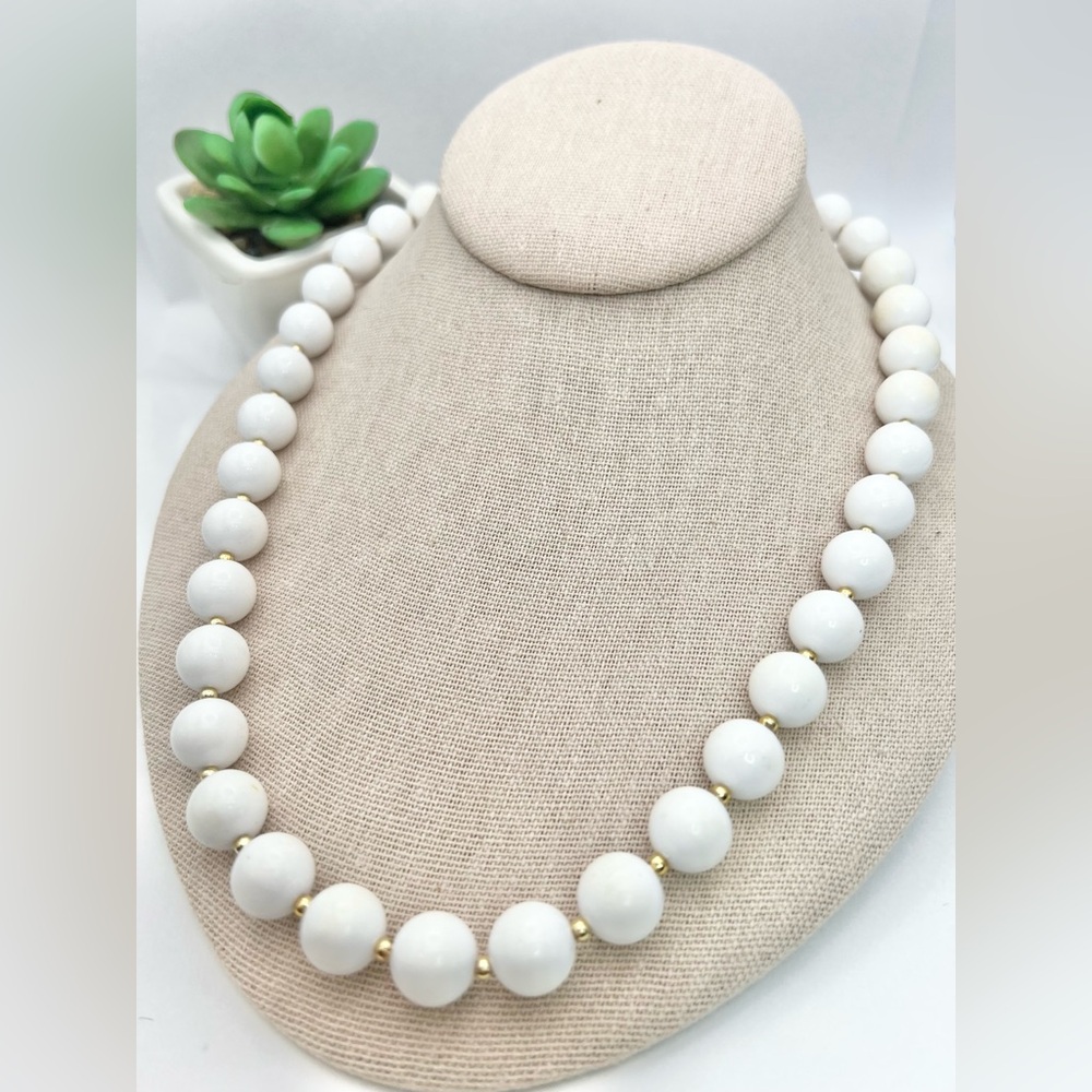 WHITE LUCITE NECKLACE